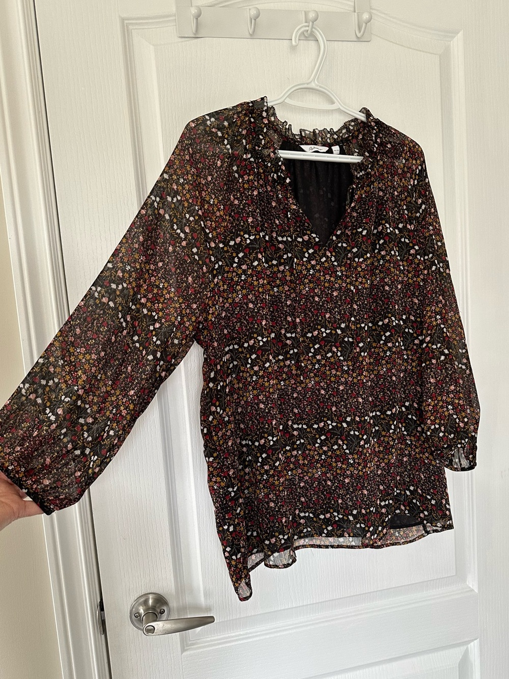🔥2/$15 Reitmans Dark Floral Chiffon Peasant Blouse Ruffle Neck Sheer Boho V-Neck - Picture 2 of 11